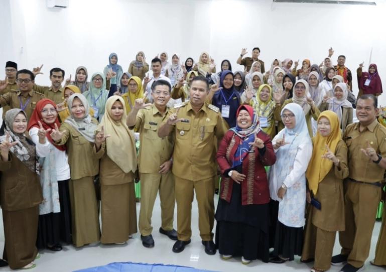 Wakil Wali Kota Pariaman Mulyadi bersama sebagian peserta bimtel Literasi, Senin (19/5/2025). IST