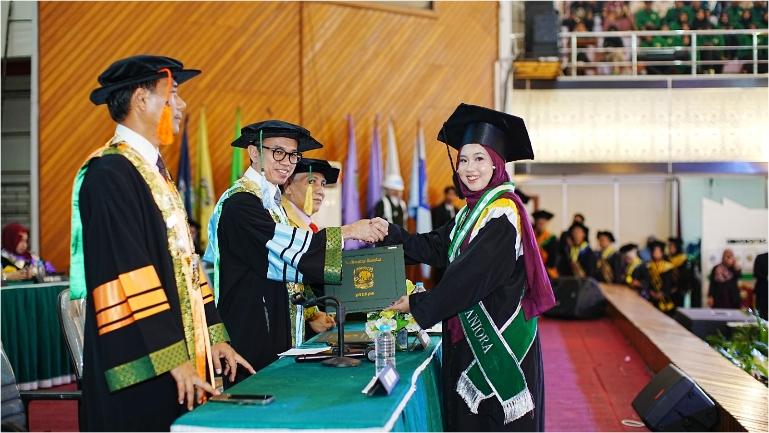 Prosesi pemindahan jambul saat Wisuda II Universitas Andalas Tahun 2025 di Auditorium Universitas Andalas, Sabtu (3/5/2025). Humas Unand