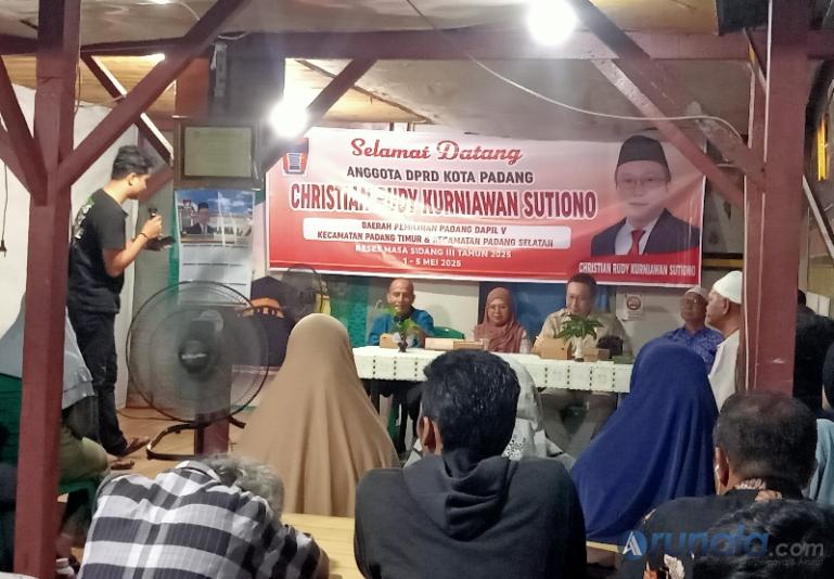 Anggota DPRD Kota Padang, Cristian Rudi Kurniawan Sutiono dengarkan aspirasi warga saat reses dapil di Kelurahan Belakang Pondok, Sabtu malam (3/5/2025). (dok :arunala.com)