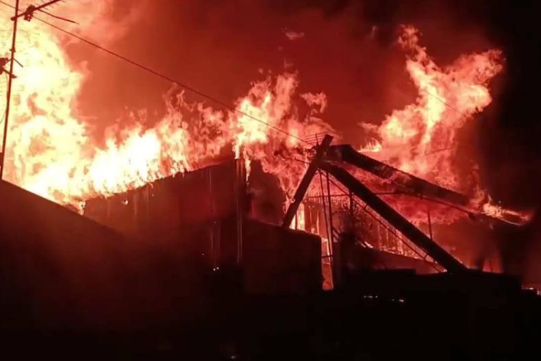 Suasana api membakar sebuah kos-kosan dua lantai di kawasan Jati Baru, Kota Padang, Sabtu (3/5/2025) sekira pukul 19.22 WIB. IST