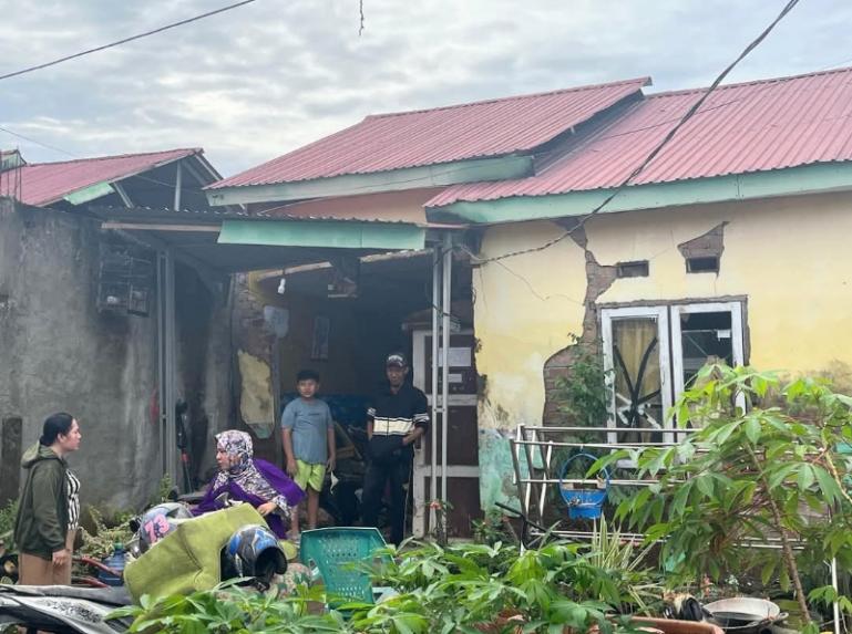 Salah satu rumah warga yang rusak akibat gempa yang terjadi di Bengkulu pada Jumat dini hari lalu. IST