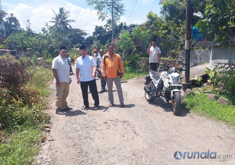 Anggota DPRD Kota Padang, M Fautiaz Fauzi didampingi oleh Lurah Parupuk Tabing, Junaidi, Ketua Anak Nagari setempat Adek Mazhar tinjau lokasi jalan rusak di kawasan Tabing Indah,   Parupuk Tabing, Minggu siang (4/5/2025). (dok : arunala.com)
