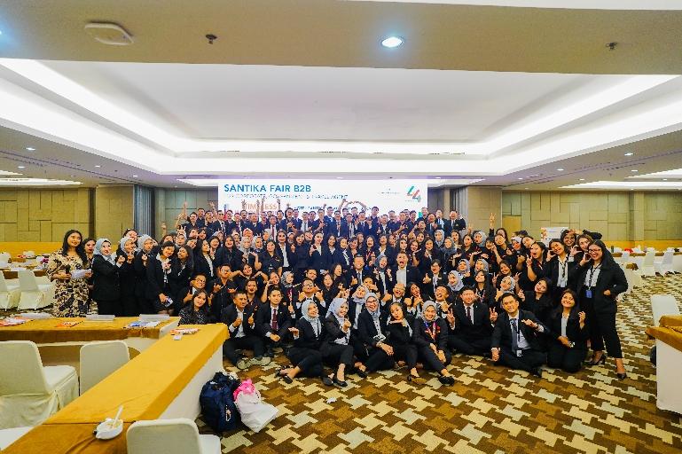Foto bersama seluruh jaringan hotel Santika Indonesia Hotels & Resorts di lebih dari 50 kota di Indonesia saat Santika Fair B2B di Hotel Santika Kelapa Gading - Jakarta. IST