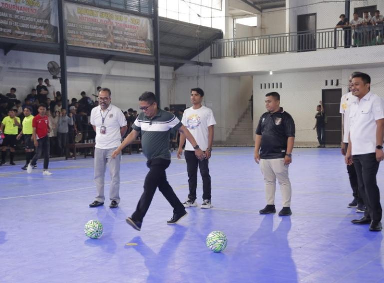 Wakil Ketua DPRD Sumbar, Evi Yandri Rajo Budiman lakukan tendangan pertama turnamen futsal antar SMA/SMK di Sumbar di Padang, Jumat sore (16/5/2025). IST