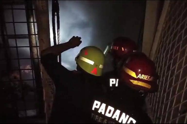 Petugas Damkar Padang kembali berusaha padamkan api yang kembali muncul di bekas kebakaran yang terjadi di gudang karet PT Teluk Luas, Selasa pagi (20/5/2025). (dok : damkar padang)