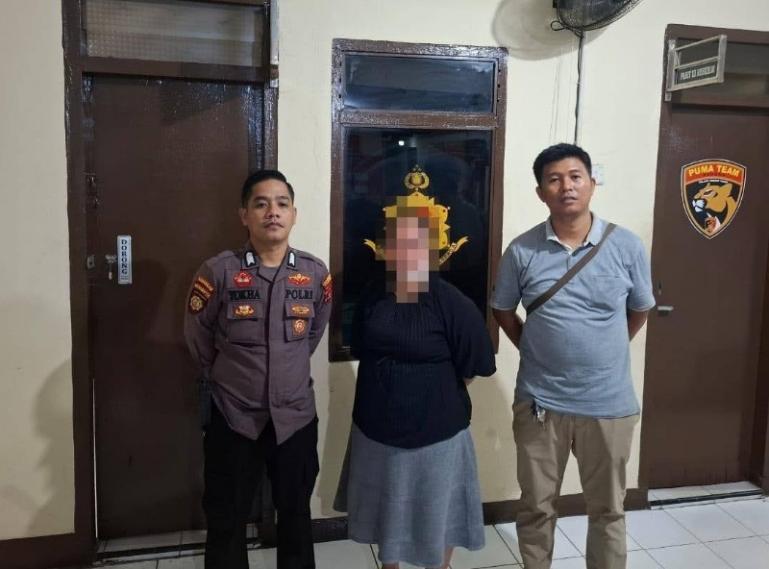 Seorang perempuan terduga pelaku penipuan bermodus korban bisa diterima kerja di sebuah BUMN ditangkap Satuan Reskrim Polresta Padang, Rabu (8/5/2025). IST