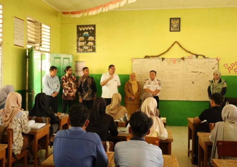 Wako Yota Balad dampingi Staf Sesneg RI, Candra meninjau pelaksanaan bimbel sekolah kedinasan bagi siswa kurang mampu di di SMPN 2 Pariaman, Senin (19/5/2025).  IST