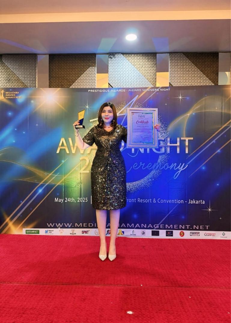 Srikandi Minang Sugesti Edward bersama penghargaan bergengsi Asia Most Creativity Women Award 2025 kategori Asia Most Creativity Women Entrepreneur Award 2025. IST
