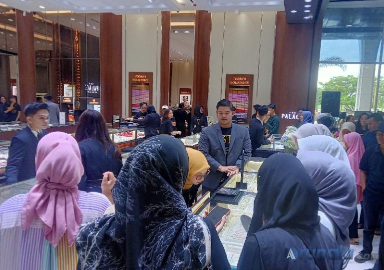 Suasana gerai The Palace Jeweler Padang ramai dikunjungi warga saat pembukaan perdana di Basko City Mall Padang, Kamis siang (29/5/2025). (dok : arunala.com)