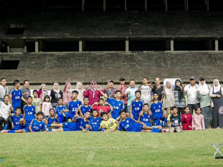 Skuad SSB Taruna Luki seusai menjalani laga melawan SSB PSTSS Tabing di Stadion GOR Sumbar, Selasa sore (13/5/2025). IST