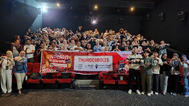 Foto bersama usai nonton bareng Thunderbolts yang diselenggarakan Telkomsel. IST