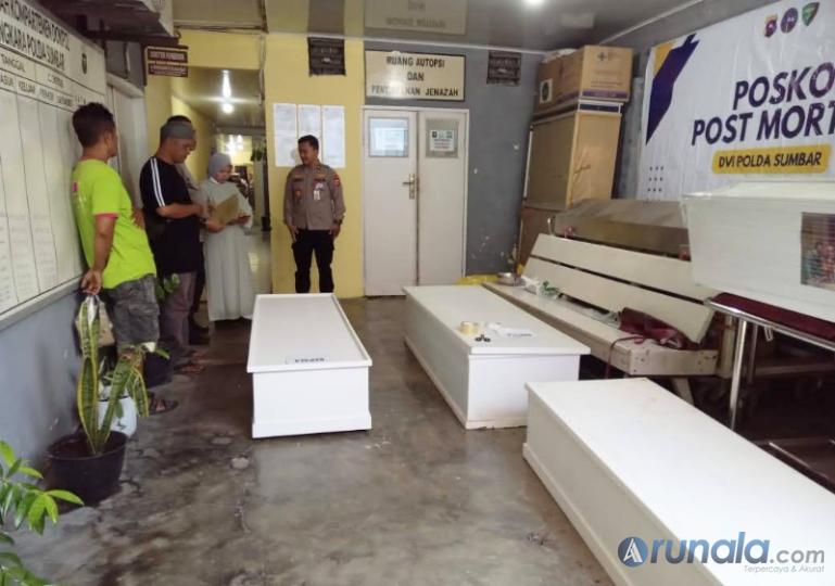 Tiga jenazah korban kecelakaan maut Bus ALS dijemput pihak keluarganya di Rumah Sakit Bhayangkara Polda Sumbar, Rabu (7/5/2025). (dok : arunala.com)