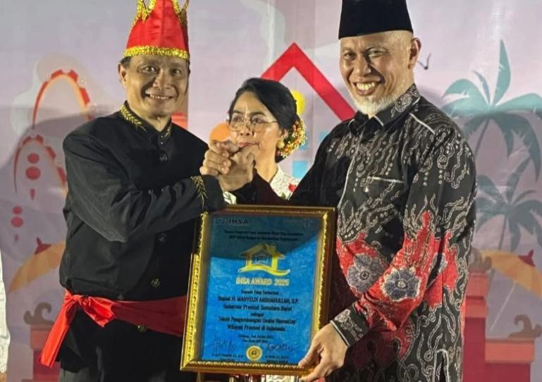 Ketua Umum DPP IHSA, Hentje Alvy Pongoh serahkan penghargaa kepada Mahyeldi dalam rangkaian acara Festival Homestay Nusantara (FHN) 2025 yang bertempat di Krisna Adventure, Kabupaten Buleleng, Bali. Sabtu (24/5/2025).