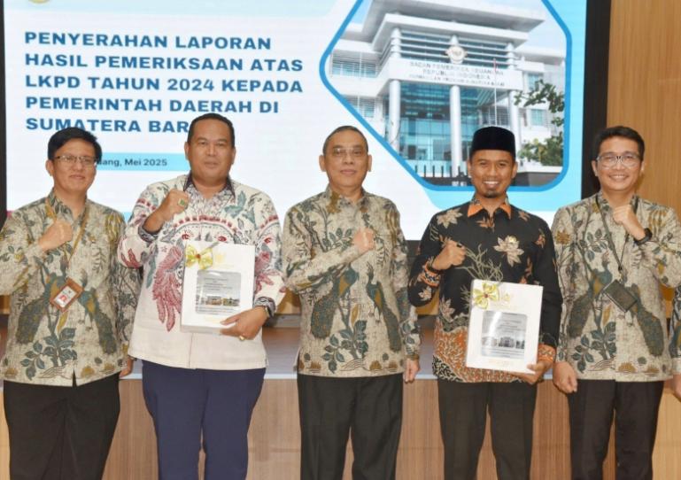 Wali Kota Pariaman, Yota Balad didampingi Ketua DPRD Kota Pariaman Muhajir Muslim setelah menerima predikat WTP dari Kepala BPK-RI Perwakilan Sumbar, Sudarminto, di Padang, Jumat sore (23/5/2025). IST