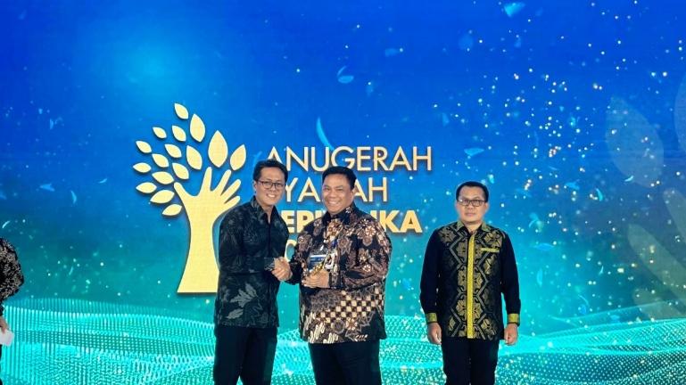 Direktur Kredit dan Syariah Bank Nagari, Hafid Dauli menerima penghargaan Best Performance Islamic Banking Award dalam kategori Bank Pembangunan Daerah (BPD) pada ajang Anugerah Syariah Republika 2025.  IST