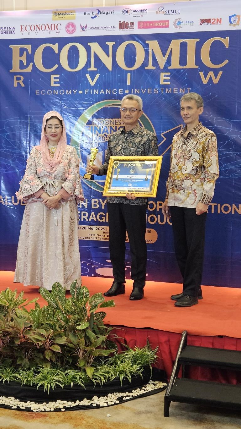 Direktur Operasional Bank Nagari Zilfa Efrizon saat menerima penghargaan The Best Indonesia Finance Award 2025-Gold Award (B) 4 Stars kategori Regional Development-Sharia Bank-Aset > Rp 33 triliun. IST