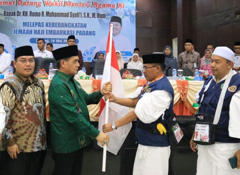 Wamenag RI, Romo Muhammad Syafi'i didampingi  Kemenag Sumbar, Mahyudin melepas jamaah calon haji Kloter 08 di Asrama Haji Tabing, Jumat (16/5/2025). IST