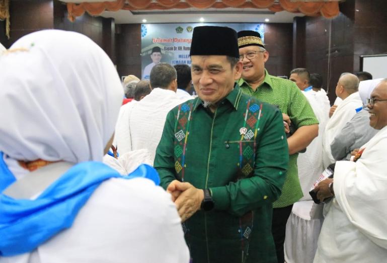 Wamenag RI, Romo Muhammad Syafi'i menyalami para jamaah haji Embarkasi Padang saat berada di Asrama Haji Tabing, Jumat (16/5/2025). IST