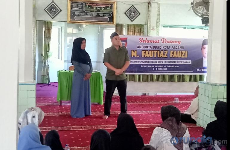 Anggota Komisi IV DPRD Kota Padang, M Fautiaz Fauzi bersama masyarakat Lubuk Minturun saat reses dapil di Masjid Raya Lubuk Minturun, Senin (5/5/2025). (dok : arunala.com)