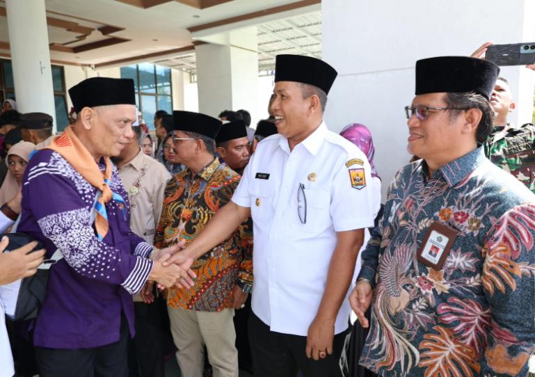 Wawako Pariaman, Mulyadi melepas rombongan JCH kota itu menuju Asrama Haji Tabing Padang, untuk kemudian terbang menuju Tanah Suci, Rabu siang (21/5/2025). IST