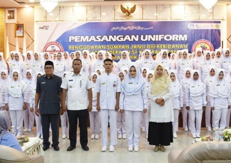 Wakil Wali Kota Pariaman, Mulyadi menghadiri acara Capping Day bagi  92  mahasiswa STIKES Piala Sakti Pariaman, Rabu (14/5/2025). IST