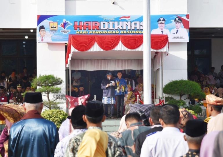 Wali Kota Pariaman, Yota Balad memimpin peringatan Hardiknas tahun 2025 di halaman Balaikota, Jumat (2/5/2025). IST