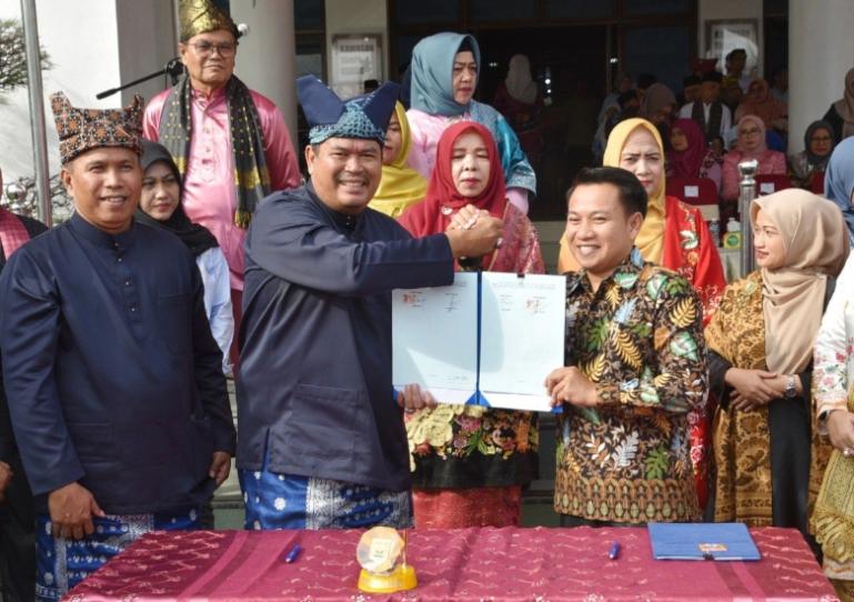Wako Pariaman, Yota Balad  bersama salah satu pihak perguruan tinggi di Sumbar saat launching Progul Saga Saja Plus dan Bimbel Gratis Sekolah Kedinasan, Jumat (2/5/2025). IST