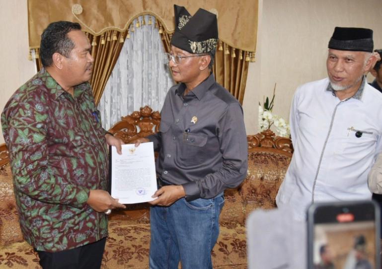 Disaksikan Gubernur Sumbar Mahyeldi, Wali Kota Pariaman Yota Balad serahkan enam proposal pembangunan kotanya kepada Menteri PU Dody Hanggodo, Jumat malam (2/5/2025). IST