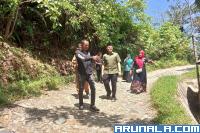 Di Sela Reses Dapil, Fautiaz Tinjau Jalan Rusak di Sungai Gariang Lubuk Minturun