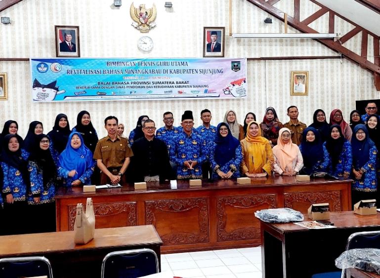 Pembukaan bimtek RevItalisasi Bahasa Minangkabau bagi guru utama yang fasilitasi Balai Bahasa Sumbar di Kabupaten Sijunjung, Selasa (17/6/2025). IST