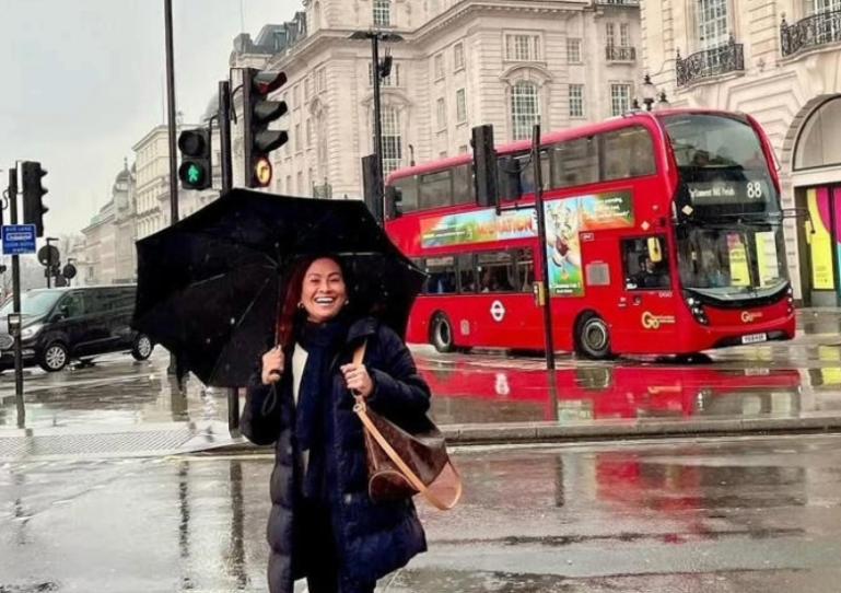 Risa Dewi saat liburan di Inggris. (dok : instagram.com/risa_dewi)