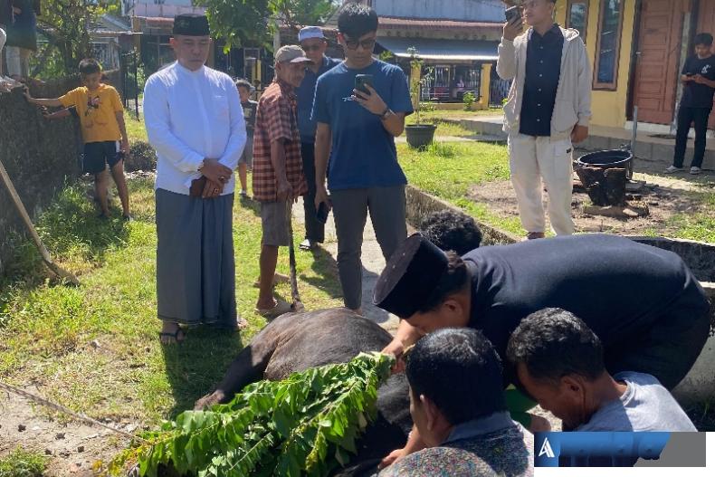 Anggota DPRD Padang Irwandi Sebar 300 Kantong lebih Daging Kurban