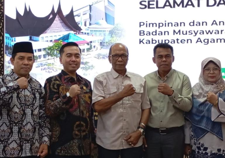 Ketua Tim Pakar DPRD Sumbar, Muhammad Nurnas menerima kunjungan rombongan Bamus DPRD Agam, Kamis (22/5/2025). IST