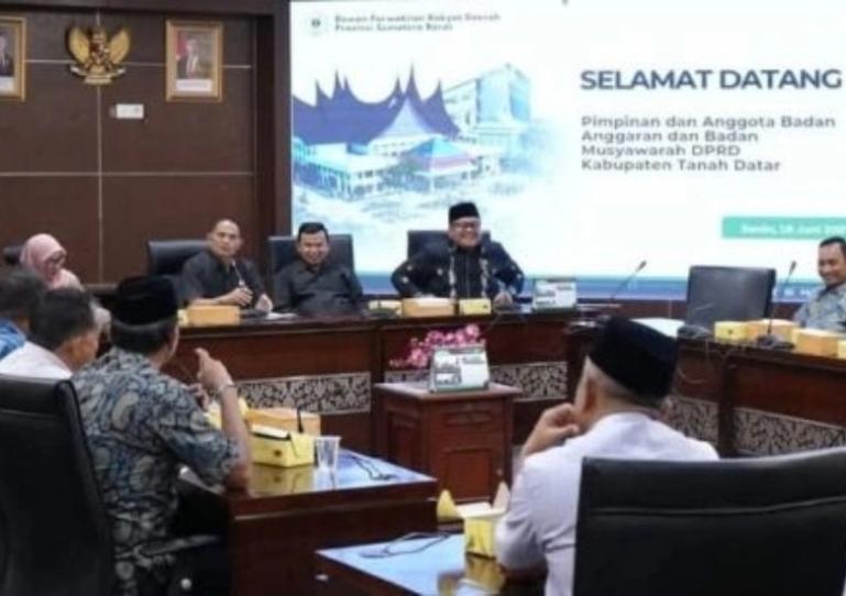 Anggota DPRD Sumbar Daswanto saat berdialog dengan Banggar DPRD Tanah Datar di ruang Bamus, Senin (16/6/2025) . IST
