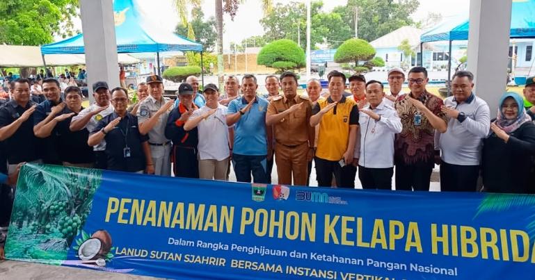 Foto bersama saat penanaman 1.000 kelapa hibrida di Eks Bandara Tabing. IST