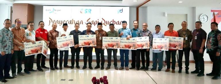 Komisaris dan Dewan Direksi Bank Nagari saat penyerahan hewan kurban secara simbolis. IST