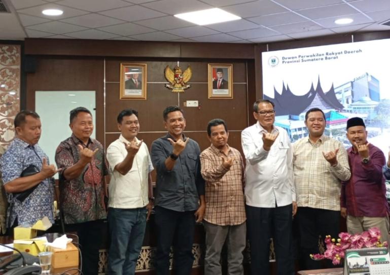 Rombongan Bapemperda DPRD Jambi saat berkunjung ke DPRD Sumbar, Selasa (17/6/2025). IST