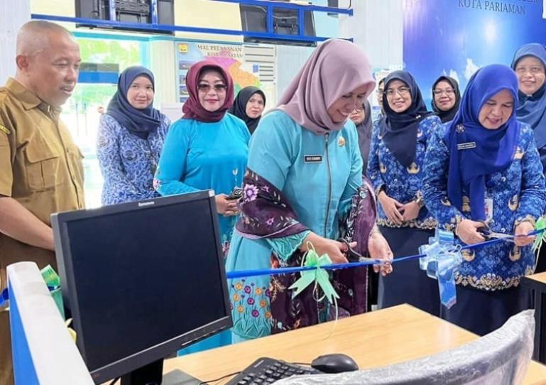 Plt Kepala BBPOM Padang, Hilda Murni bersama Kepala DPMPTSP & Naker Kota Pariaman, Gusniyeti Zaunit meresmikan gerai layanan BBPOM di MMP Kota Pariaman, Senin sore (2/6/2025). IST