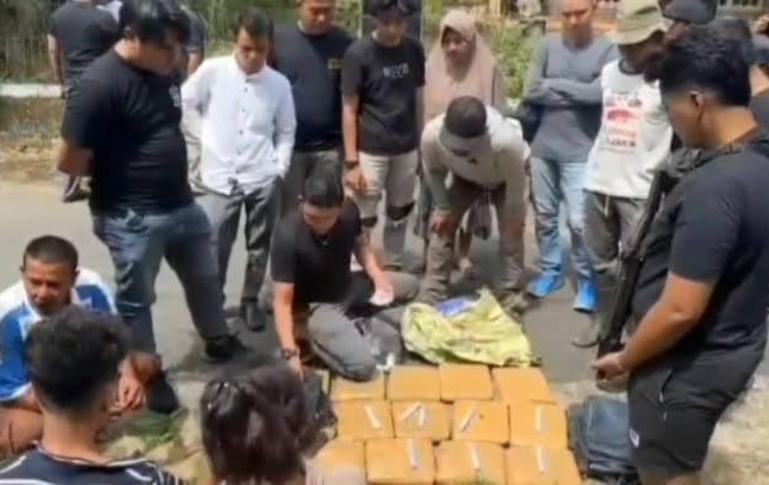 Petugas BNNP Sumbar memeriksa sejumlah paket ganja yang ditangkap dari tiga pelaku, Kamis (19/6/2025). IST