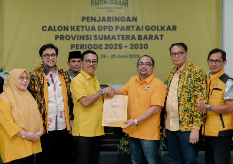 Bupati Solsel, Khairunnas serahkan berkas pencalonan dirinya untuk pemilihan ketua DPD i Golkar Sumbar, kepada panitia Musda XI DPD Golkar Sumbar, Sabtu (28/6/2025). IST