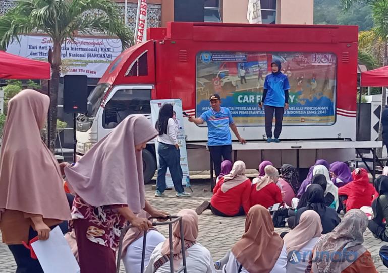 Camat Lubeg Nofiandi Amir bersama perwakilan BNNP Sumbar, Susilawati saat dengarkan jawaban peserta senam menyangkut upaya pencegahan narkoba, Rabu (25/6/2025). (dok : arunala.com)