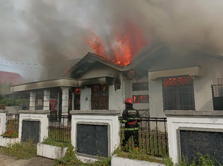 Petugas Damkar Berupaya Padamkan api membakar rumah di Padang. IST