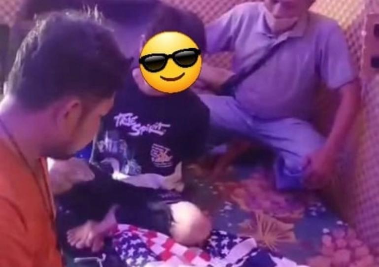 Tim dari Ditresnarkoba Polda Sumbar bersama terduga 'NN' menyaksikan barang bukti sabu yang disita dari rumahnya, Minggu sore (1/6/2025). IST
