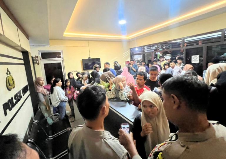 Para pencaker yang merasa tertipu melapor ke pihak Polsek Pauh, Padang, Senin (16/6/2025) dini hari. IST