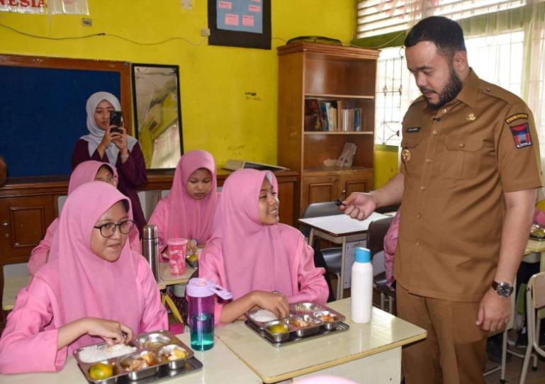 Wali Kota Padang, Fadly Amran meninjau langsung pembagikan program MBG kepada siswa SMP Negeri 8 Padang, beberapa waktu lalu. IST