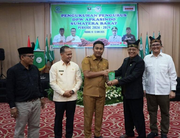 Wagub Vasko Ruseimy berikan ucapan selamat kepada Ketua DPW Apkasindo Sumbar yang baru Jufri Nur, di Padang, Selasa (10/6/2025). IST