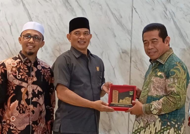 Ketua DPRD DKI Jakarta, Khoirudin terima kenang-kenangan dari Anggota Komisi I DPRD Sumbar, Irsyad Syafar,  Jumat (9/5/2025). IST