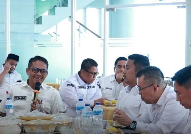 Ketua DPRD Sumbar sementara, Evi Yandri Rajo Budiman dampingi Wamen Koperasi dan UKM, Ferry Juliantono dalam kegiatan Musyawarah Desa Khusus yang membahas pembentukan Koperasi Desa/Kelurahan Merah Putih, Kamis (3/6/2025). IST