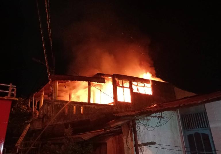 Kondisi rumah lantai dua yang terbakar di Kompleks Perumahan Cendana Mata Air,  Selasa dini hari (24/6/2025). IST