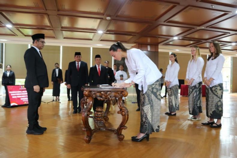 Dirjen AHU, Widodo pimpin proses penandatanganan naturalisasi empat pesepakbola wanita yang akan memperkuat Timnas Putri di Jakarta, Selasa (10/6/2025). IST